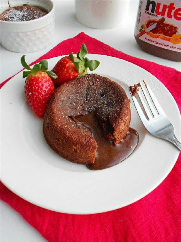 šokoladas-fondantas-tekantis-šokoladas-nutella-braškės