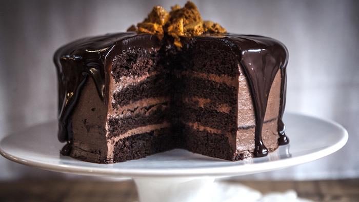 Šokoladinis gimtadienio tortas mercotte paprastas šokoladinis gimtadienio pyragas biskvito kremas ir ganache