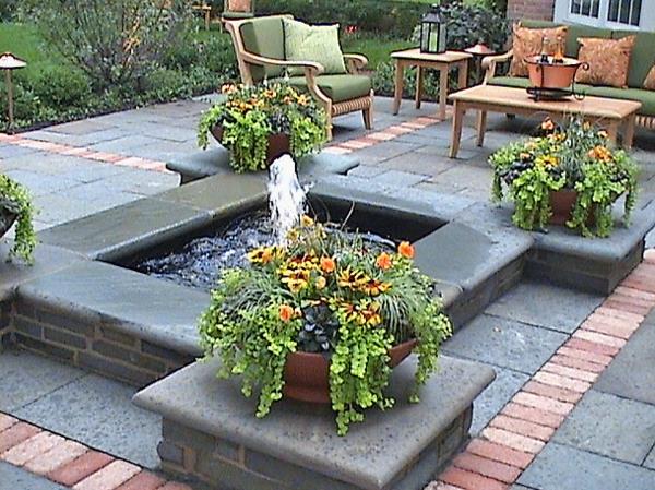 sodas-fontanas-dizainas-tvenkinys-ir-gėlių vazonai