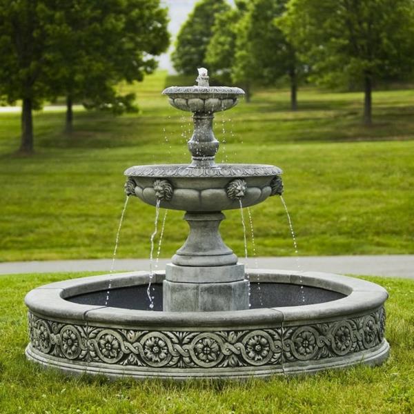 akmens dizaino sodo fontanas su klasikiniu baseinu