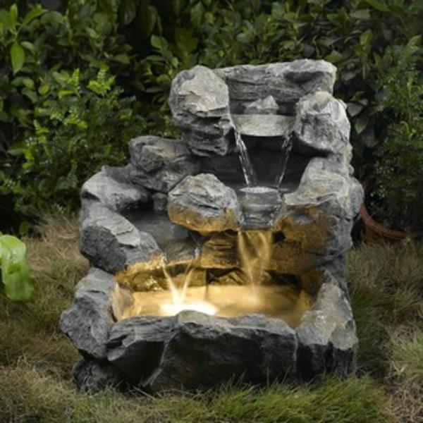 akmens dizainas-sodas-fontanas-su žibintais