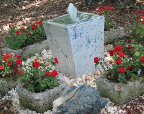sodas-fontanas-dizainas-akmens-gėlių-akmens puodai