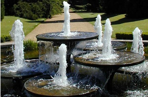 sodas-fontanas-dizainas-krioklys-padėklai-dideliame tvenkinyje