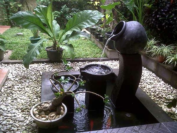 sodo fontanas-dizainas-puodas ir ąsotėliai-su baseinu