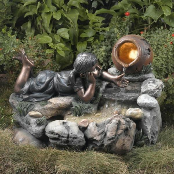 sodas-fontanas-dizainas-vaikas-skulptūra-stiklo pluoštas ir akmuo
