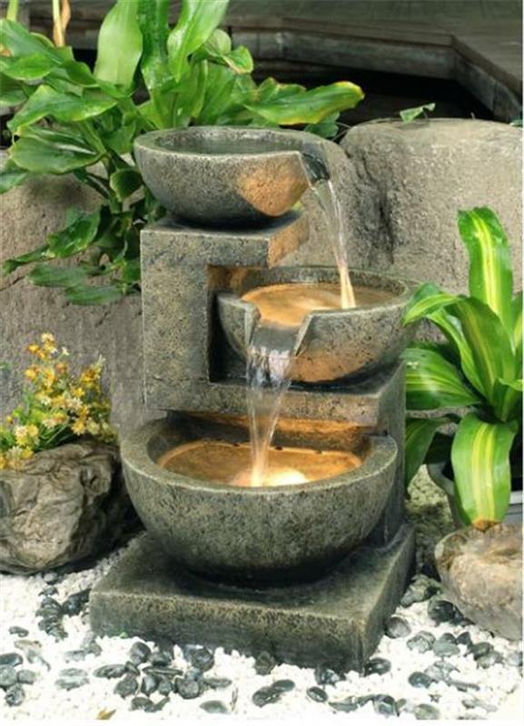 sodo fontano dizainas-trys dubenys akmenyje