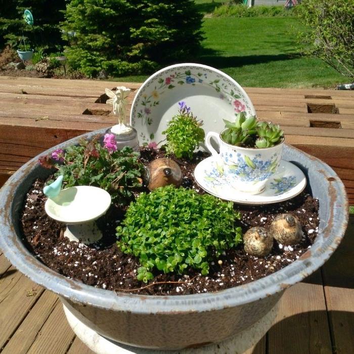 recikliranje vrtnega vodnjaka, preoblikovanega v mini pravljični vrt s kuhinjsko posodo, kako urediti svoj vrt