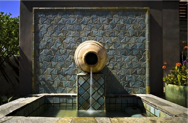 stena-fontana-a-veličasten-mozaik-in-lonec