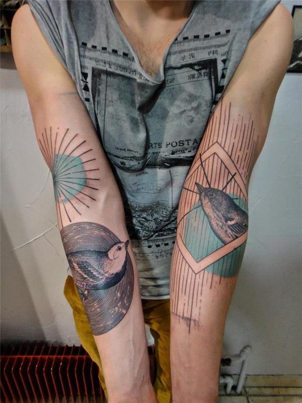 tetovaže na obeh rokah, leteče ptice, obdane z geometrijskimi oblikami, geometrijske tetovaže