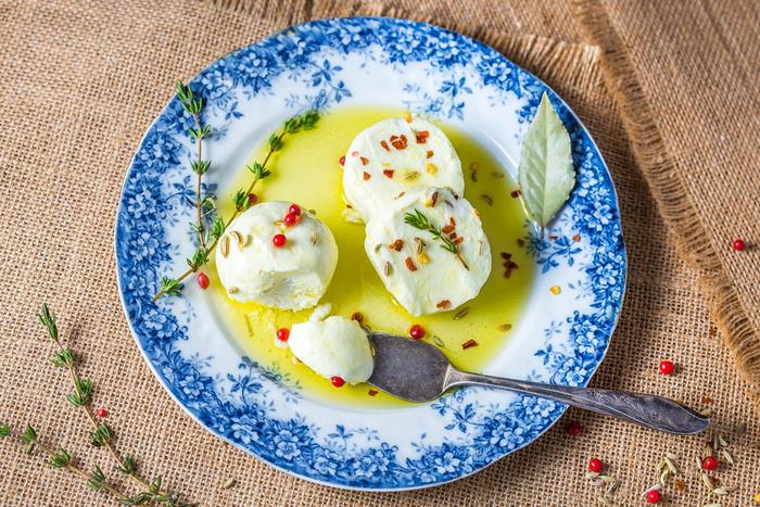 Veganų antipasti ir unidea con del formaggio di capra e olio extravergine from oliva