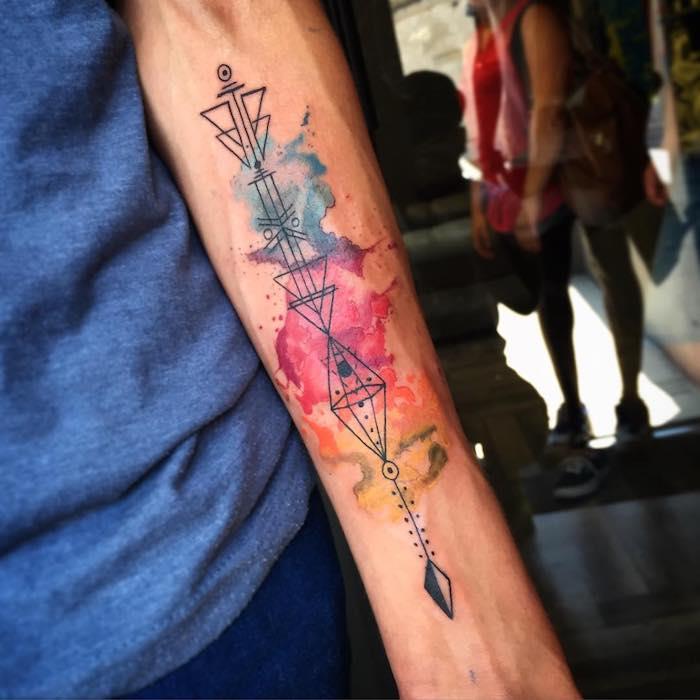 „Tatuaggio uomo braccio“ suformuoja geometrinę formą ir spalvotą spalvą