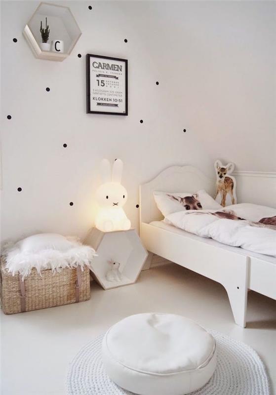 Skandinaviško vaiko miegamojo dekoro idėja su ryškiu zuikiu ir minimalistiniais baltais tapetais su juodais taškeliais