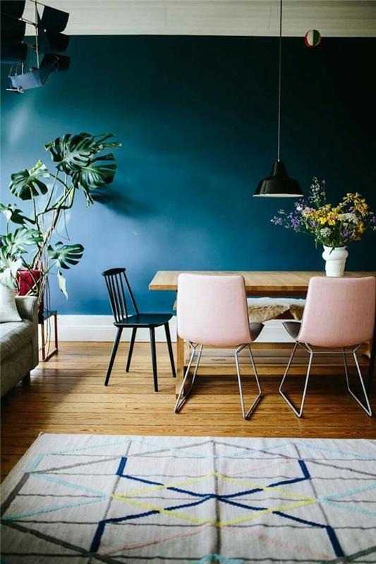 Mavi duvar pembe sandalyeler geometrik halı yeşil bitkiler yemek odası dekoru toz pembe boya orijinal soluk pembe dekor