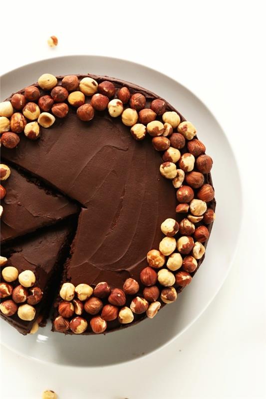nuostabus-drėgnas-šokoladinis pyragas-lazdyno riešutų-šokolado-gimtadienio tortas