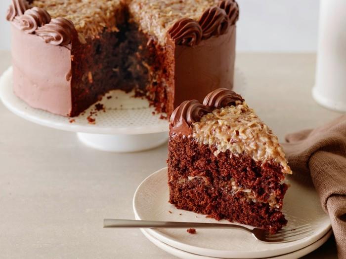 nuostabi-minkšto-šokoladinio pyrago-šokolado-gimtadienio torto nuotrauka