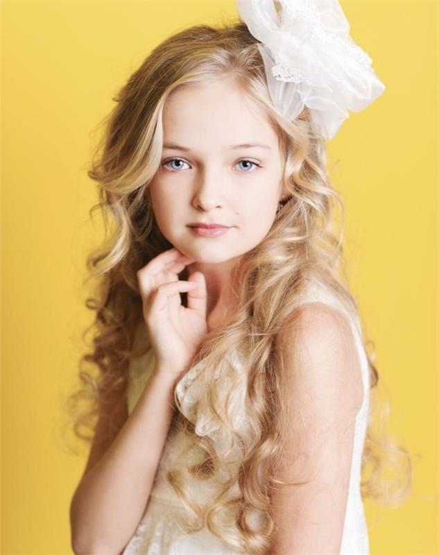 bir kız için harika-komünyon-saç modeli-fikri-gevşek-saç-hafif-dalgalı-ve-büyük-beyaz-çiçek