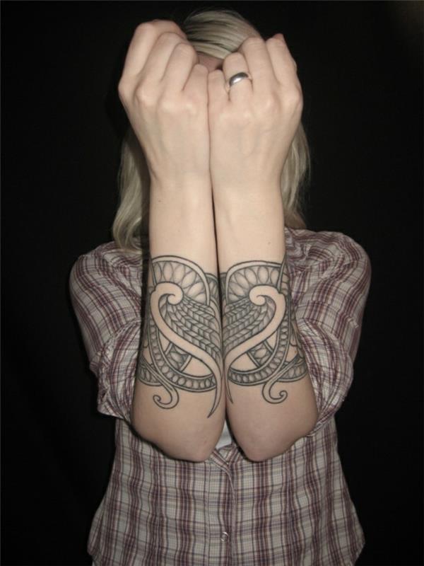 Graži vikingų tatuiruotė ant rankos kario tatuiruotė moteris tatuiruotė rankomis šauni idėja