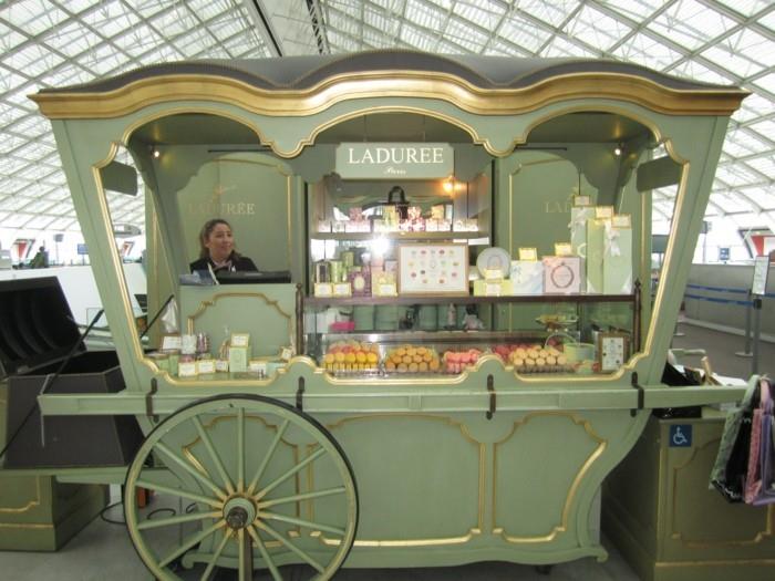 grozljivo-slaščičarna-francoščina-new-york-macarons-ladurée-vu-le-vrtiljak