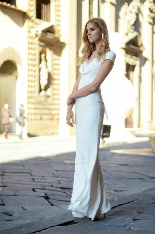 nuostabi-vestuvinė suknelė-paprasta-elegancija-gatvėje-ilga suknelė-moteris