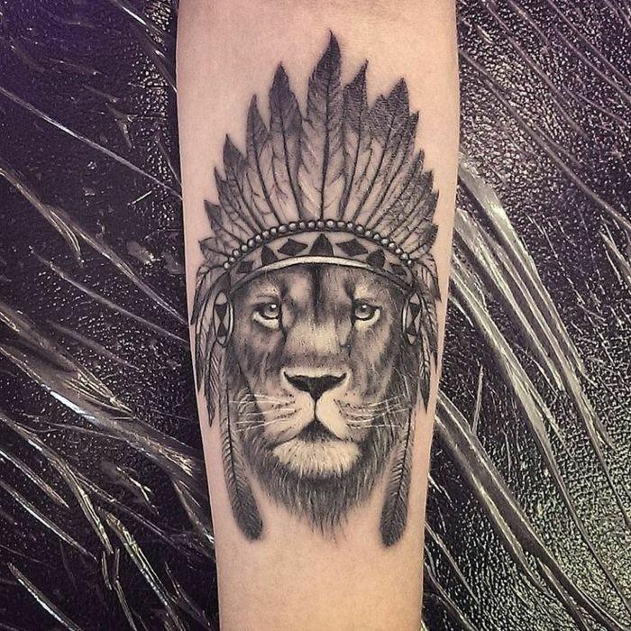 Görüntü dövmeleri aslan kol veya omuz dövme işareti aslan kabile aslan Hint şapka ile
