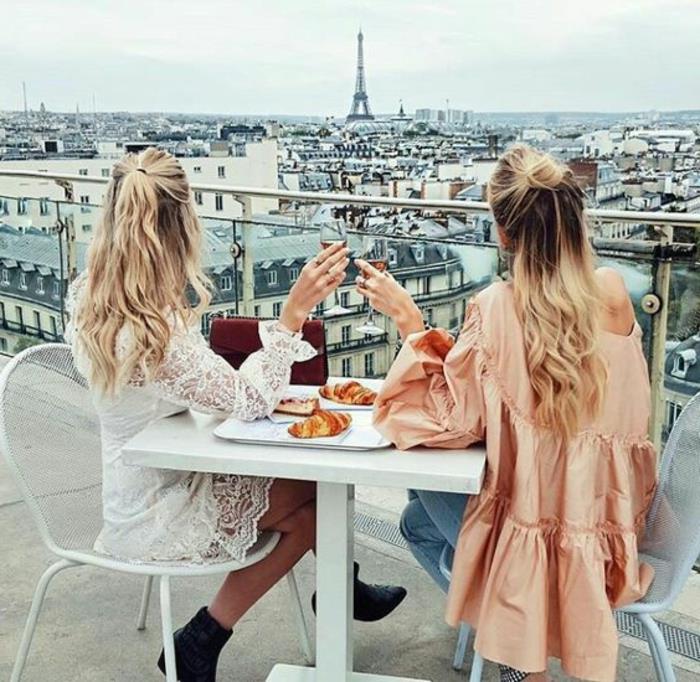 Paris'te modaya uygun bayan arkadaşlar nasıl giydirilir