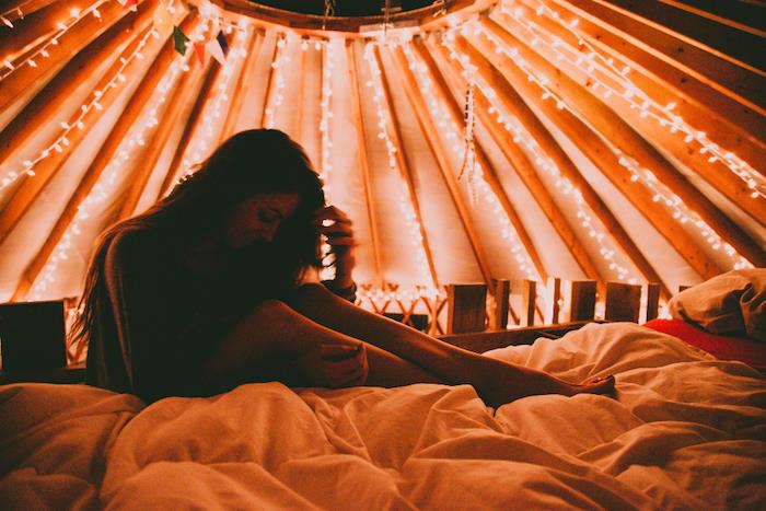 Immagini sfondi tumblr, ombrada ragazza, fili luminosi
