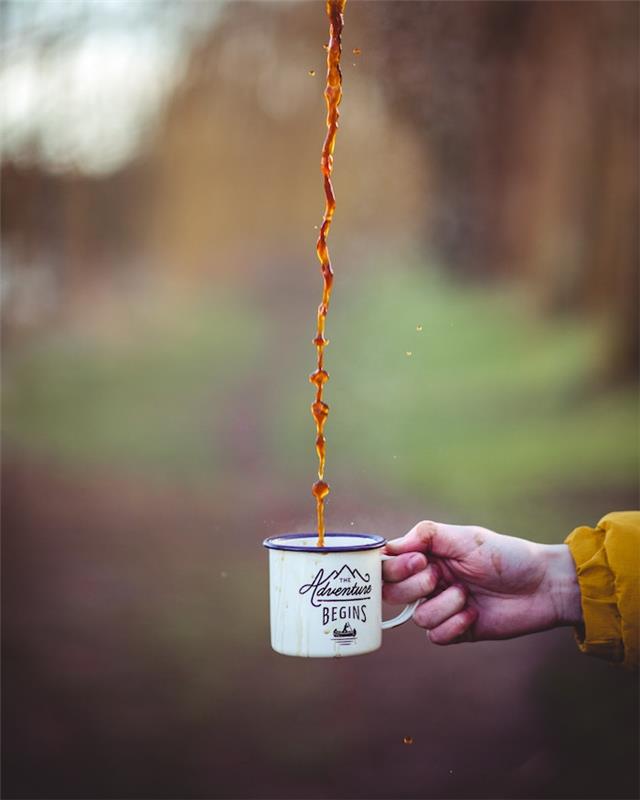 Tazza con caffè, mattino in montagna, tapetai tumblr, mano di una donna