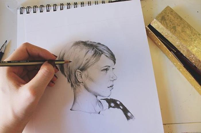 Disegni di ragaže a matita, quaderno ad anelli, disegno di una donna
