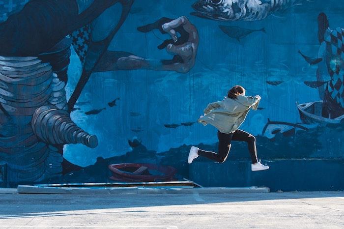 Ragazza che salta, muro con graffiti, fikir duvar kağıdı tableti