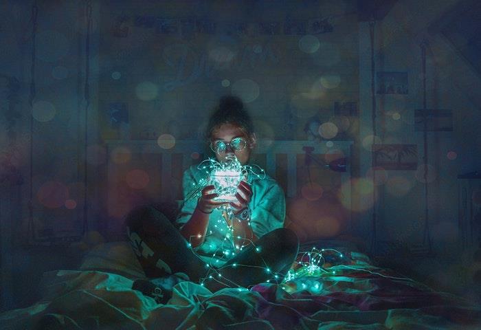 Ragazza con fili luminosi, lucine notturne, Iphone başına sfondo