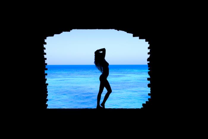 La Silhouette di una ragazza, vista mare azzurro, sfondo per Iphone