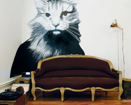 O gato no fotomural da sala de estar