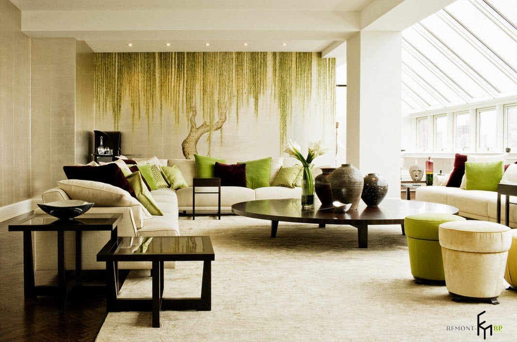 Almofadas verdes no fundo de fotomurais na sala de estar