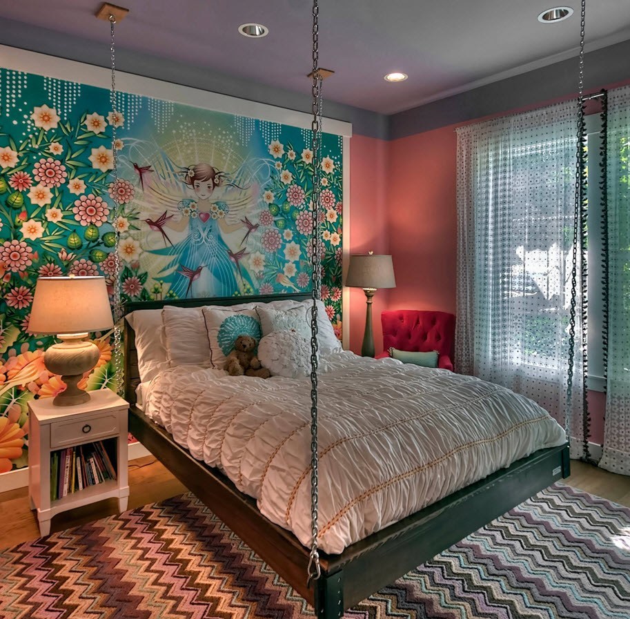 Decoração de parede brilhante atrás da cabeceira da cama