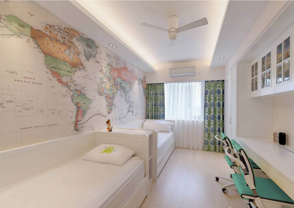 Sala iluminada com um mapa