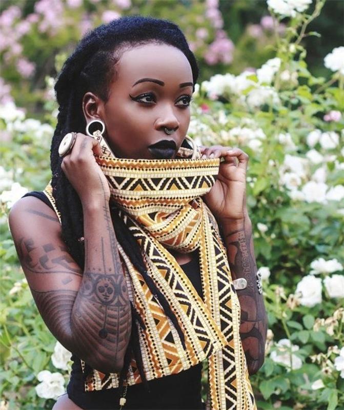 Afriški šal-v-zlatih in črnih barvah-dekoracija-v-trikotnih vzorcih-uhani