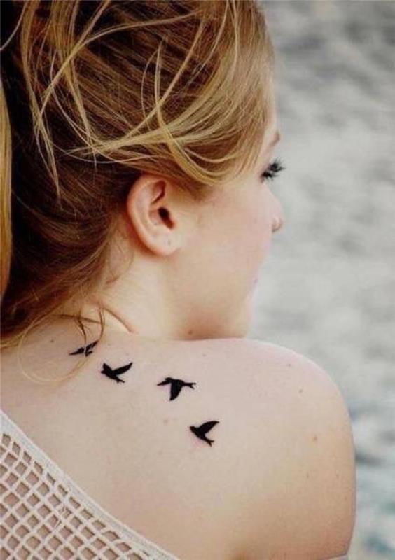 keturi paukščiai, skraidantys ant peties, mažos tatuiruotės su prasme, moteris šviesiais plaukais