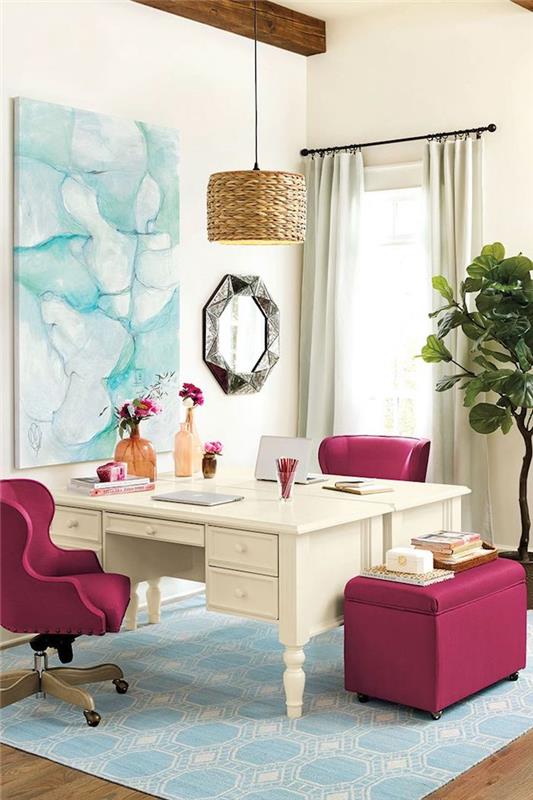 kako okrasiti svojo pisarno, pisarno z belimi stenami in lesenim stropom, pohištvom za naslanjače in stolčke v temno roza barvi