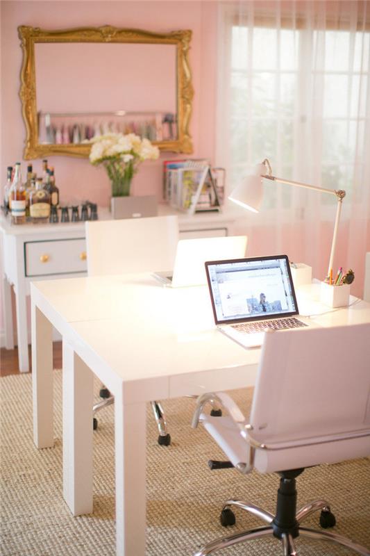 pisarniška omara, bela in dolga okenska jadra, delovni prostor z belim stolom in mizo