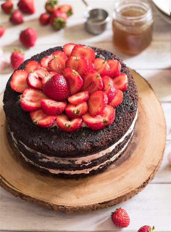 „Thermomix“ šokoladinis gimtadienio tortas šokoladas ir braškių gimtadienio tortas gražus paprastas pyragas