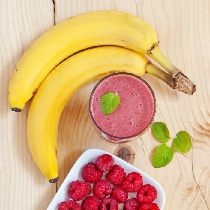 listi mete, maline, okras iz listov sveže mete, smoothie iz banane