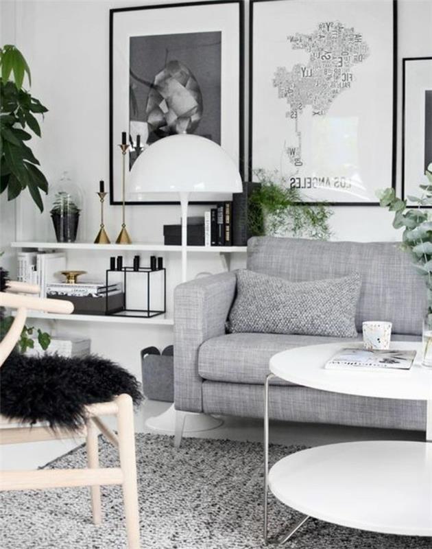 kokios spalvos dera prie pilkos, medinės kėdės, juodos pūkuotos antklodės, pilkos sofos, įrėminto kabančio meno