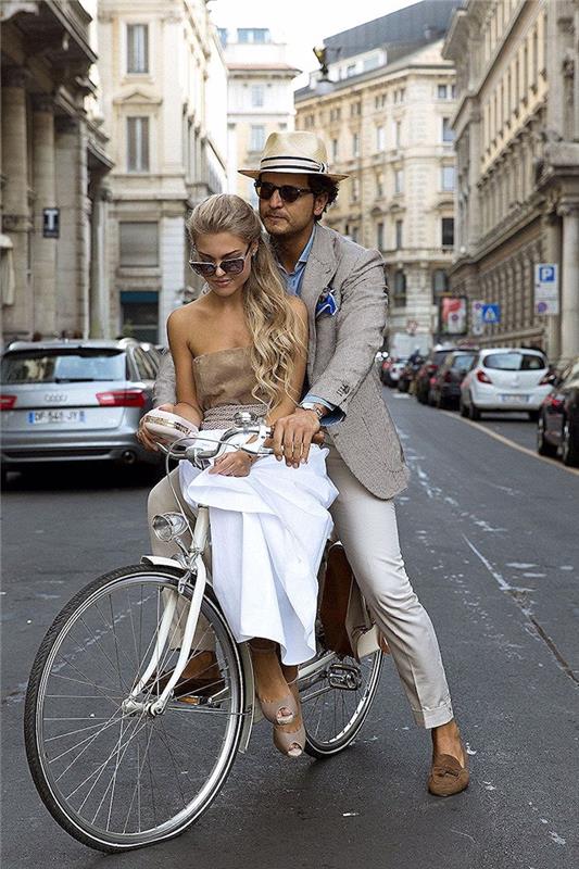 Pora ant dviračio smėlio ir baltos atsitiktinės aprangos, kaip tapti stilingesniu klasės žmogumi