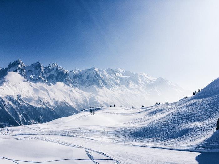 Žiemos kraštovaizdis, Prancūzija-snieguoti kalnai, Alpių balto ir mėlyno kraštovaizdžio nuotrauka, fantastiškas kraštovaizdžio tapetų vaizdas