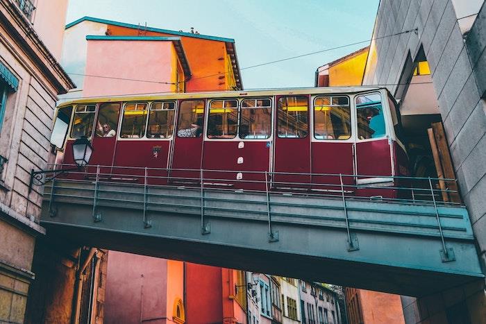 Fransa, Lyon'da şehir manzarası, binalar ve bir otobüsle dolu orijinal manzara görüntüsü, arka plan için en güzel şehir manzarası