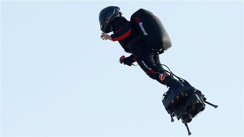 Pildydamas degalus „Flyboard Air“ Franky Zapata įkrito į vandenį