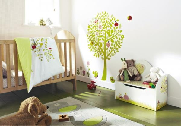 sveže-zelena-in-bela-moderna-otroška-vrtec-dekoracija-z-drevesno-stensko-nalepko-plus-lesena zibelka-na-zeleni-laminat-spremenjena velikost