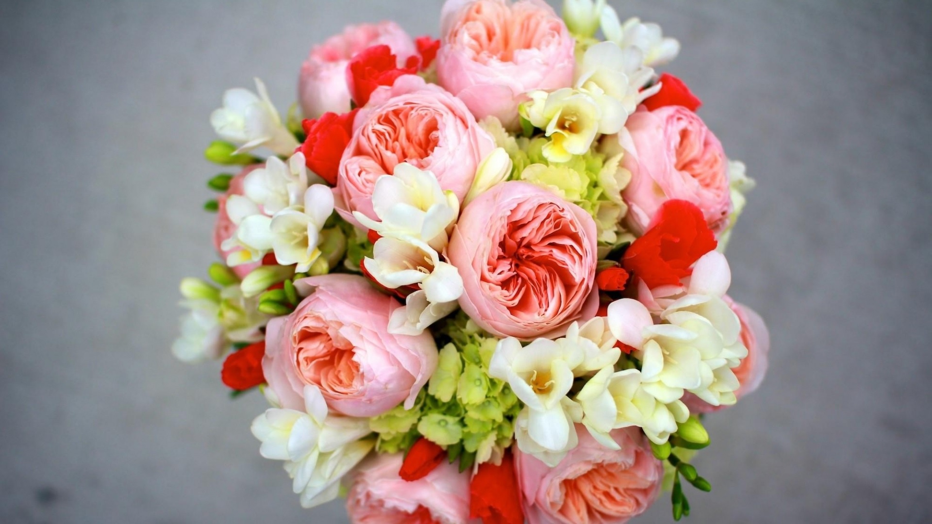 Bouquet da sposa completato da fresie