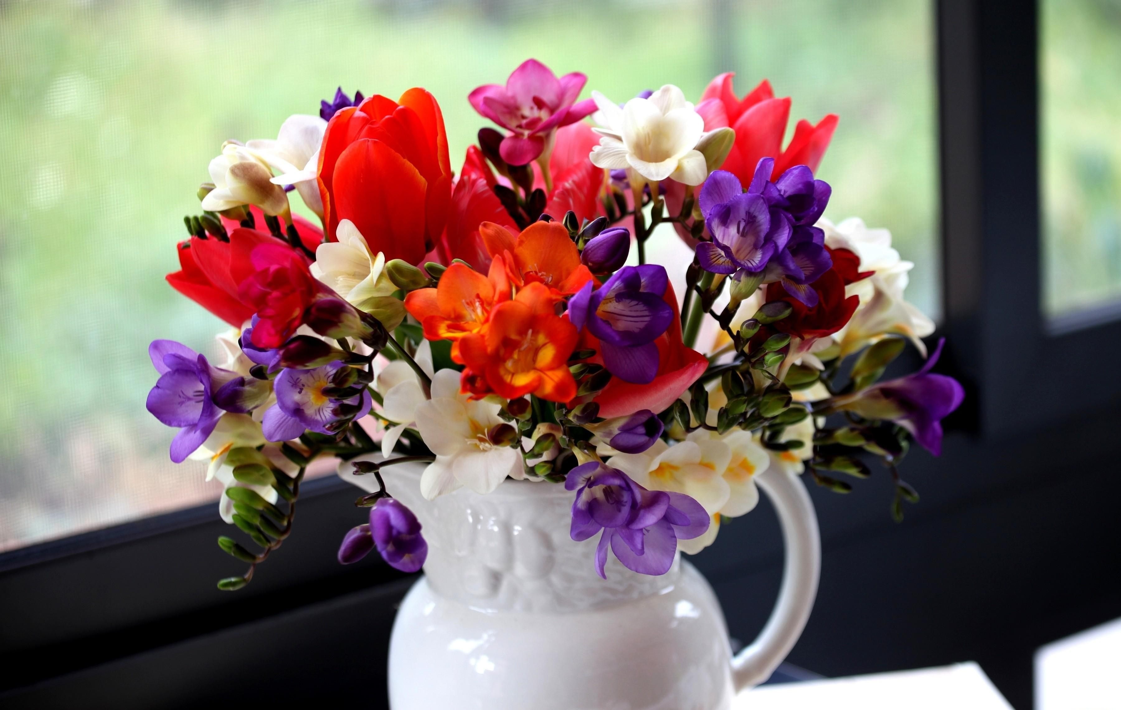 Bouquet di fresie e altri fiori