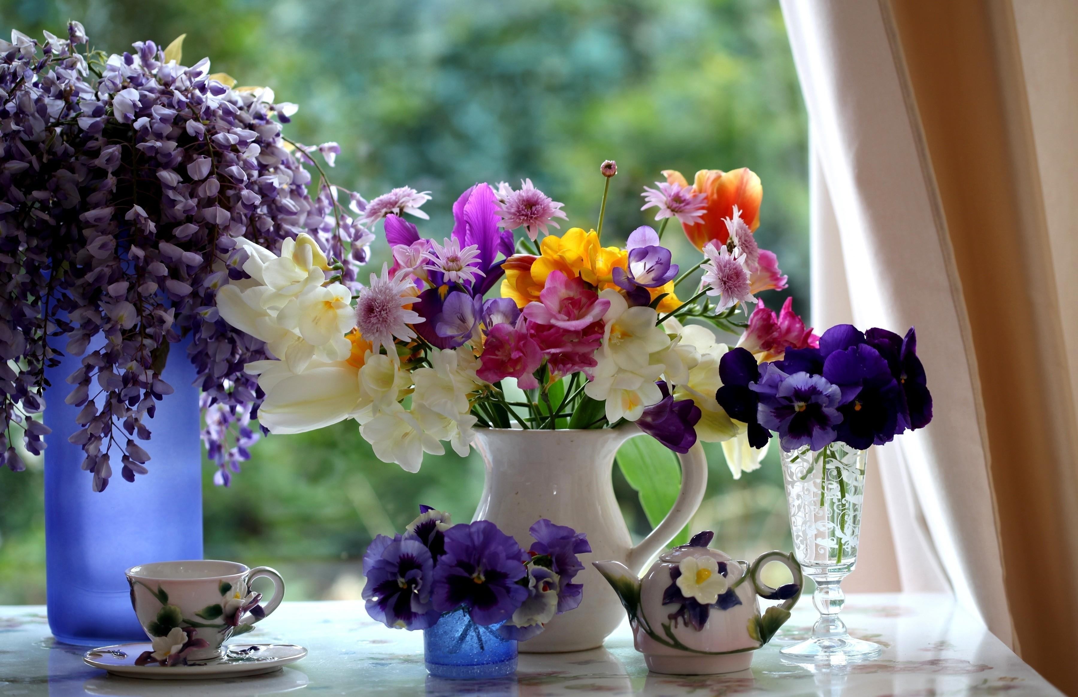 Decoración del hogar con un ramo de fresias.